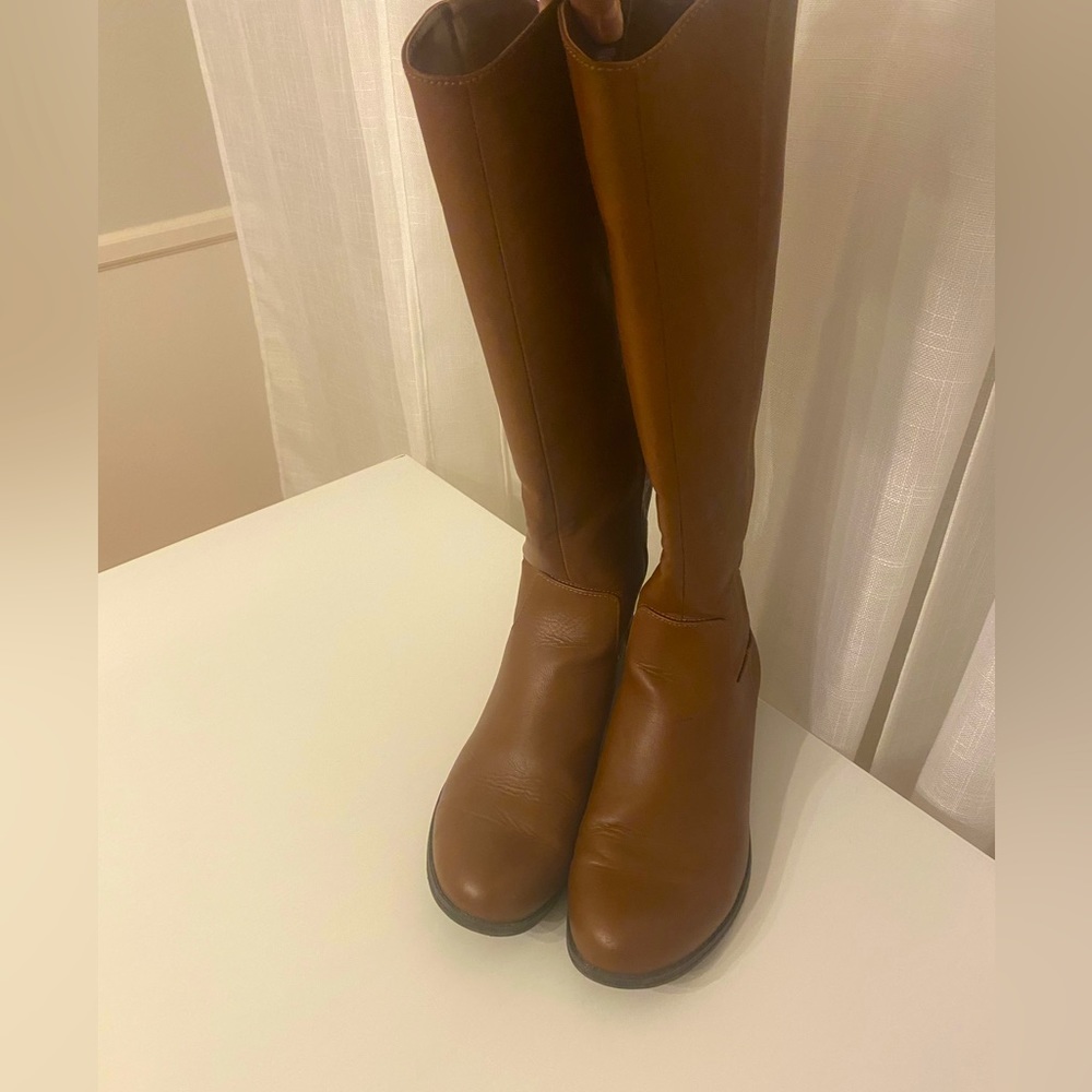 Brown riding boots, short heel